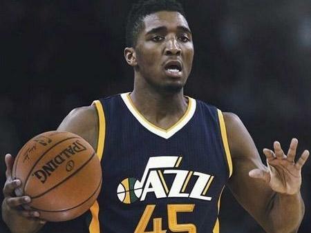 球队连胜势头延续，积分榜争夺愈发激烈（连胜势头不减，积分榜竞争愈加白热化）