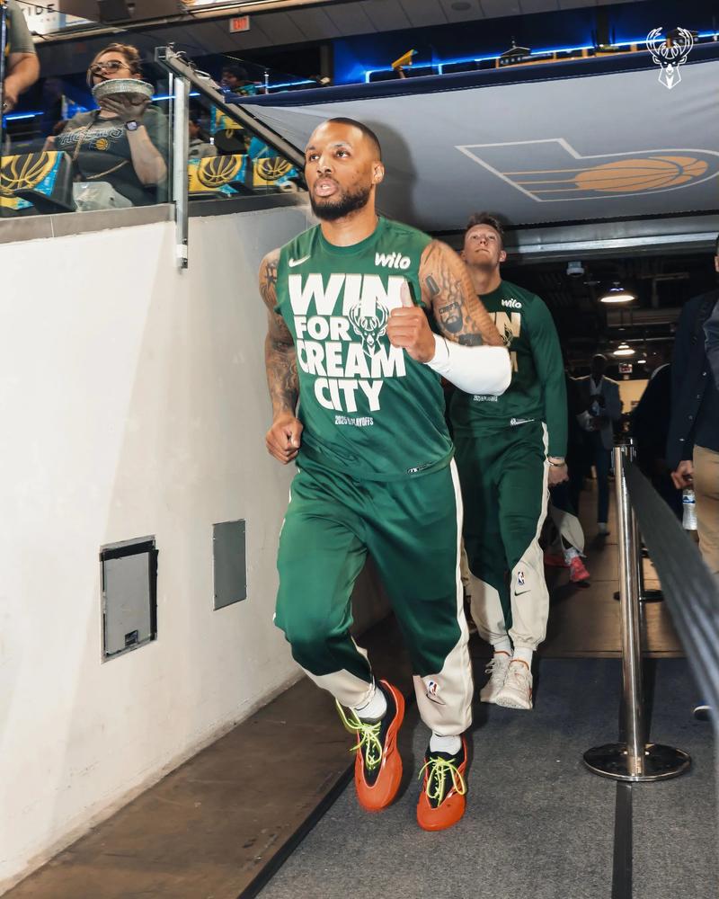 每体：莱万愿意接受降薪+替补，2026年初将和巴萨再谈（每体：莱万愿降薪并接受替补角色，2026年初将与巴萨再度磋商）