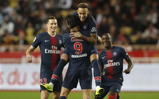 里程碑，海港中场徐新已为中国俱乐部出战200场比赛（徐新达成里程碑：代表中国俱乐部出战满200场）