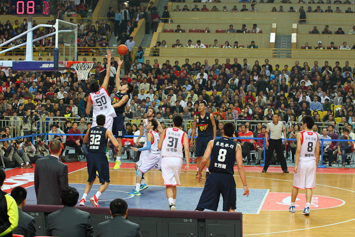 西甲官方：球员将戴紫色袖标参赛以支持国际消除对妇女暴力日（西甲官宣：球员佩戴紫色袖标出战，支持国际消除对妇女暴力日）