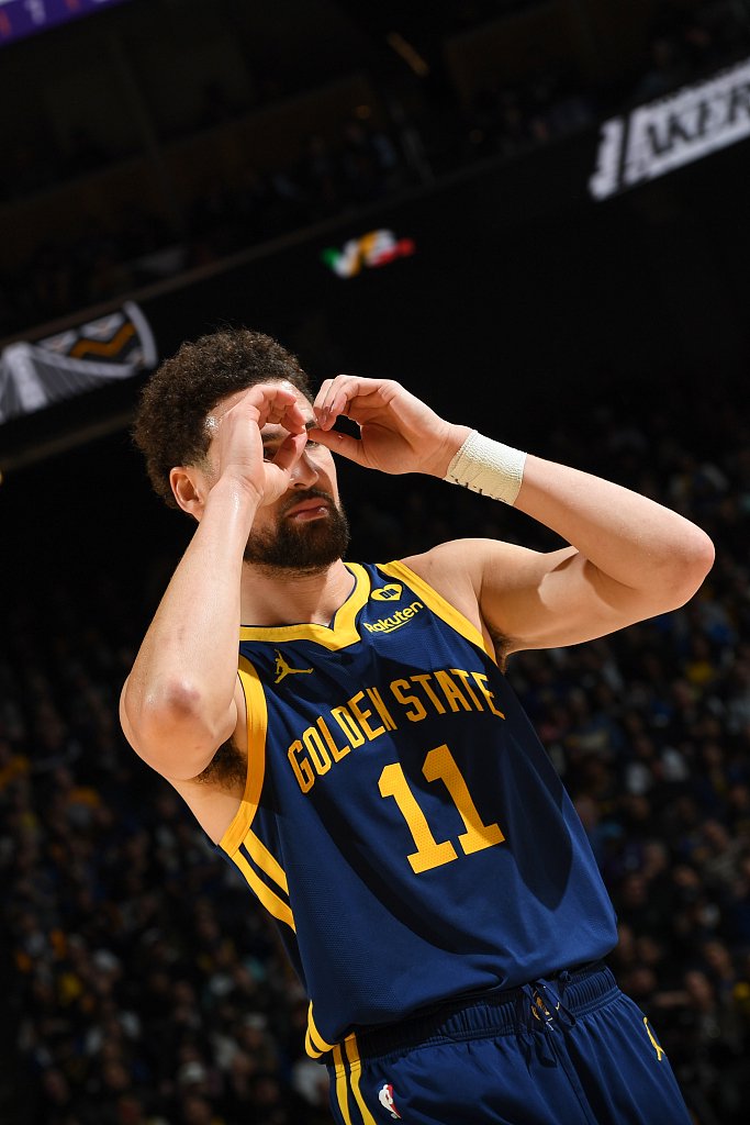 湖人生涯最强一战！斯玛特狂轰8记三分砍26分创赛季新高（湖人巅峰战！斯玛特飙进8记三分砍26分刷新赛季新高）